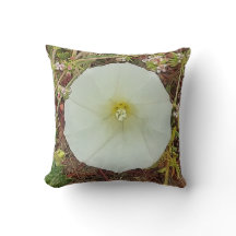 Pillow med vit blomma