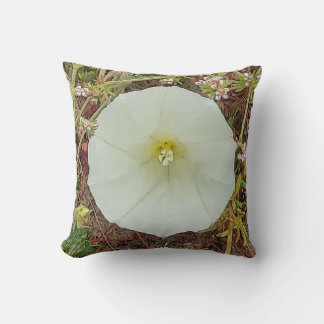 Pillow med vit blomma kudde