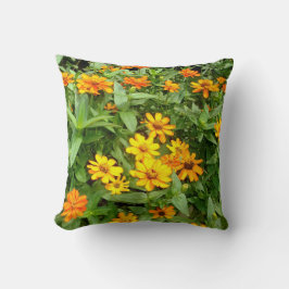 Pillow of Gult and Guld Zinnias-blommor. Kudde