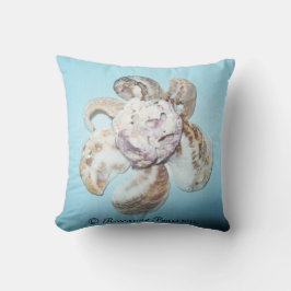Pillow (ShellFlowerOnBlue) RFPMDesigns ©️ 2012 Kudde