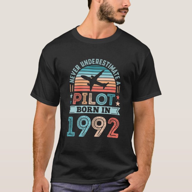 Pilot Born 1992, flygplansgåva från 30års födelsed T Shirt (Framsida)