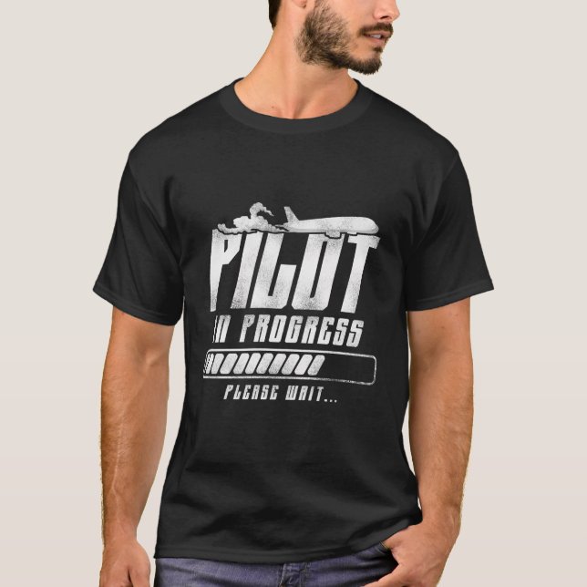 Pilot Pågående - Funny framtida pilotluftfart T Shirt (Framsida)