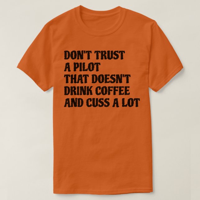 Pilot som dricker kaffe orsakar en hel del t shirt (Design framsida)