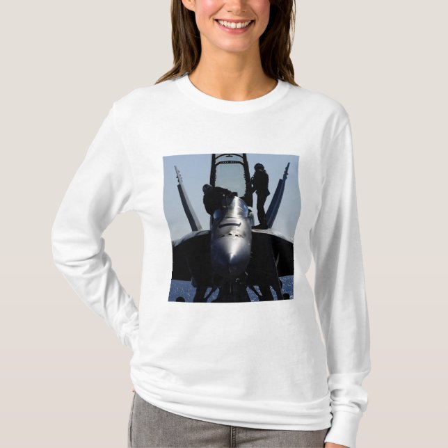 Piloter genomför en inspektion före flygning t shirt (Framsida)