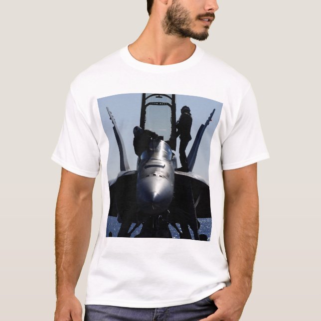 Piloter genomför en inspektion före flygning tee shirt (Framsida)
