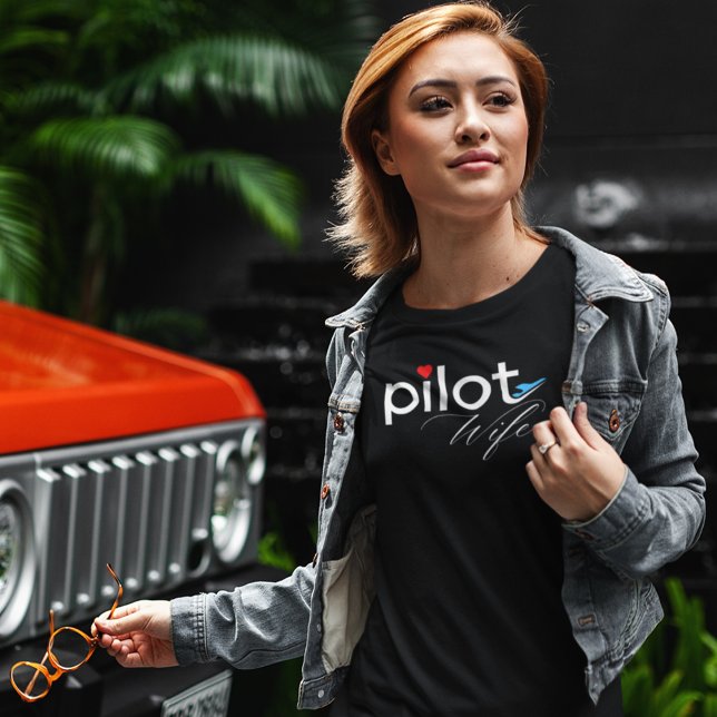 Pilotfrus typografi & flygplan Enkel, minimalistis T Shirt (Skapare uppladdad)