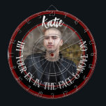 Piltavla med ditt ex foto - gåva efter brytning<br><div class="desc">Kom över ditt relationsslut med en skratt tack vare denna anpassade darttavla med ett foto av din före detta. Perfekt för att fira en skilsmässa, separation eller det avslutade förlovningen, detta roliga spel låter dig släppa loss och ha kul samtidigt. Lägg till mottagarens namn högst upp för en personlig touch...</div>