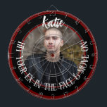 Piltavla med ditt exs foto - gåva efter separation<br><div class="desc">Kom över ditt relationsbrott med ett skratt tack vare denna anpassade darttavla med ett foto av din före detta. Perfekt för att fira en skilsmässa, separation eller det avslutade förlovningen, detta roliga spel låter dig släppa loss ångan och ha kul samtidigt. Lägg till mottagarens namn högst upp för en personlig...</div>