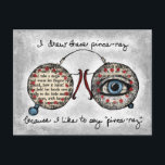 Pince-Nez vykort<br><div class="desc">Pince-Nez är en rolig surrealistisk bild som visar denna typ av glasögon med ett öga på höger sida,  boktext,  röda prickar och handskrivande skrift över en grå bakgrund. Det står "Jag ritade dessa pincenez eftersom jag gillar att säga "pince-nez"</div>