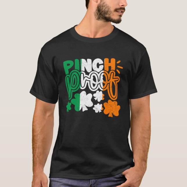 Pinch Proof Shamrock C St Patricks Day Irish Flag T Shirt (Framsida)
