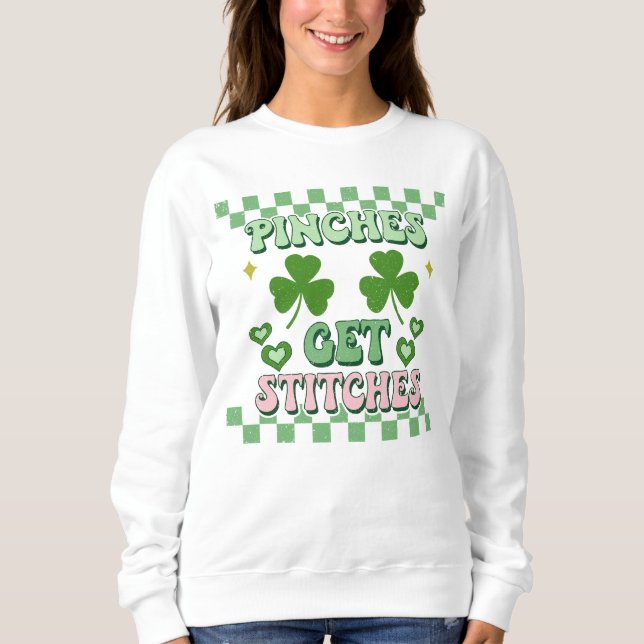 Pinches Get Stitches Funny St. Patrick's Day T Shirt (Framsida)