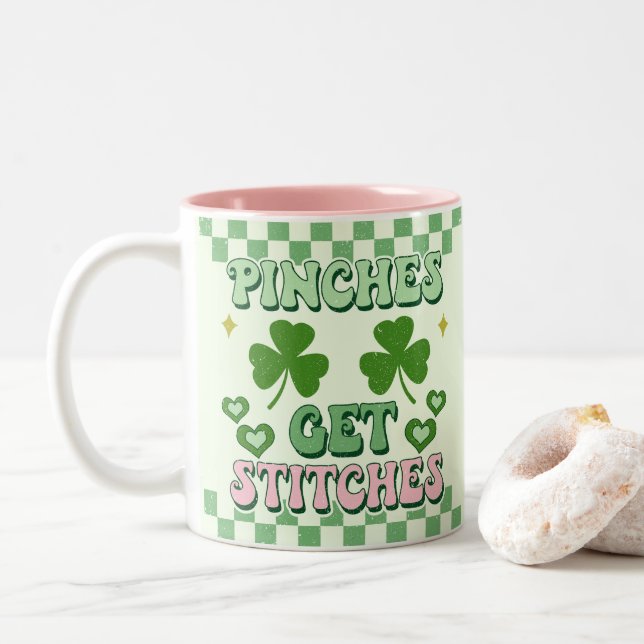 Pinches Get Stitches Funny St. Patrick's Day Två-Tonad Mugg (Med munk)