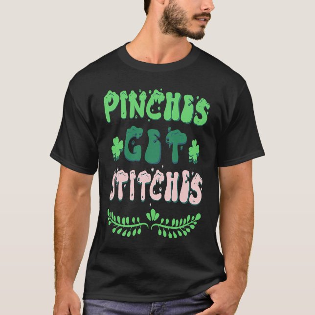 Pinches Get Stitches St patricks day Shamrock T Shirt (Framsida)