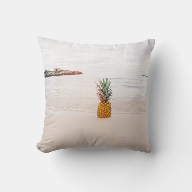 Pineapple on sand near beach kudde (Framsida)