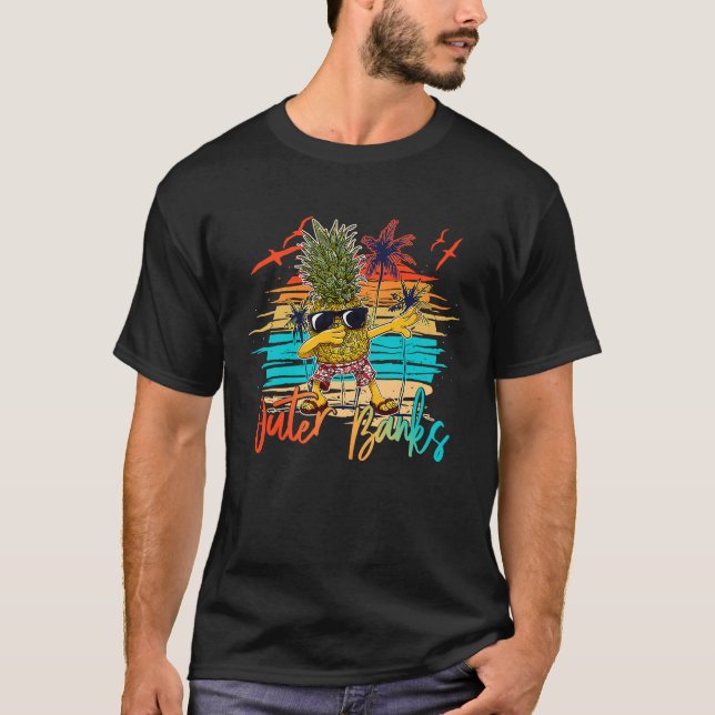 Pineapple Sunglasses dabbing Outer Banker Carolina T Shirt (Framsida)