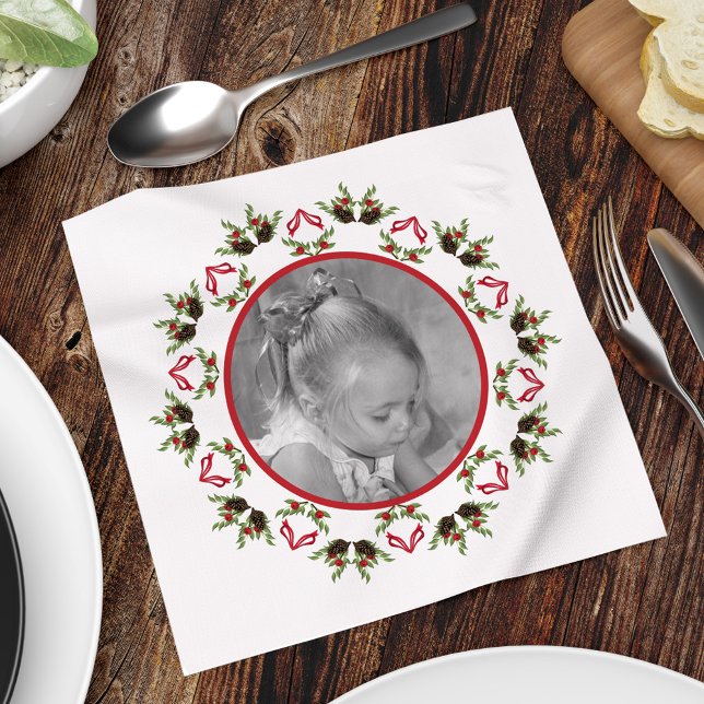 Pinecone Berries Helgdag Mandala jul Pappersservett (Season's Greeting holiday red and green pinecones wreath mandala photo napkin)