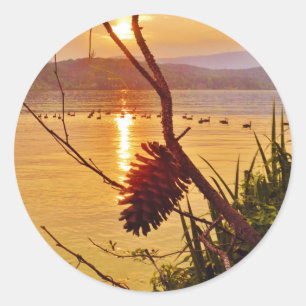 Pinecone Sjö sunset Runt Klistermärke