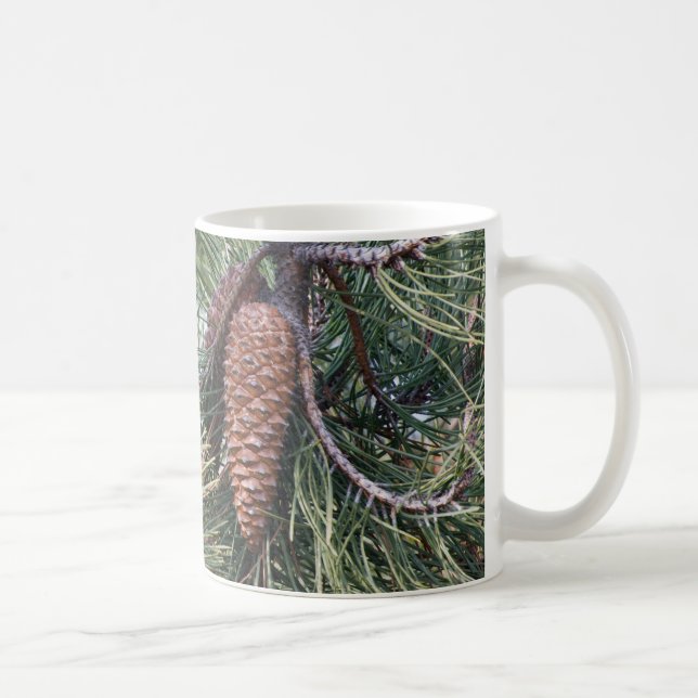 Pinecone vid gräs träd kaffemugg (Höger)
