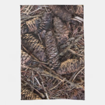 Pinecones och Gräs Nål på Forest Golv