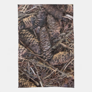 Pinecones och Gräs Nål på Forest Golv Kökshandduk