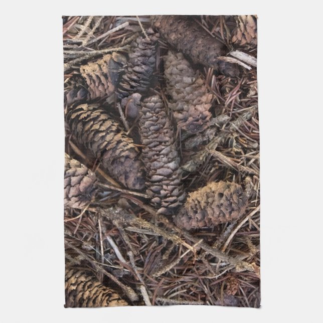 Pinecones och Gräs Nål på Forest Golv Kökshandduk (Vertikal)