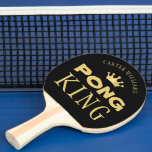 PING PONG KUNG Personlig Editable Black Guld Pingisracket<br><div class="desc">Krona är pingpongens mästare med personligen PONG KUNG paddel i redigerbar text färg och färger (exemplet som visas är guld på svart). FÄRG CHANGE: Ändra bakgrund och/eller text färg genom att klicka på fliken ANPASSA YTTERLIGARE i avsnittet PERSONALIZE. Kontakta designern före ORDERING via Zazzle-Chattan eller makeitaboutyoustore@gmail.com om du vill att...</div>