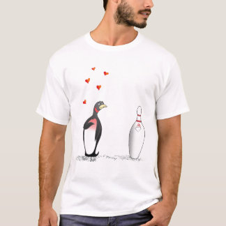 Pingvinet som är förälskad med bowling, klämmer tee shirt