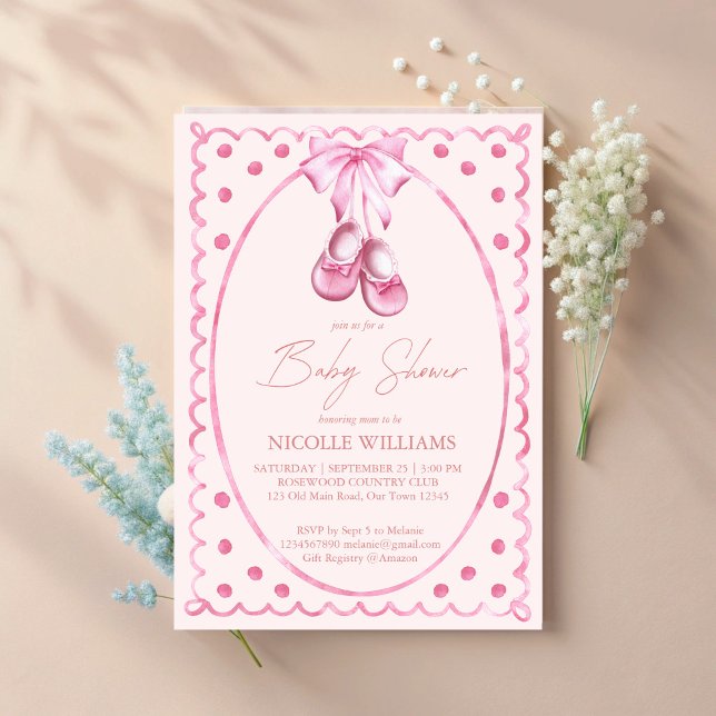 Pink bow baby shoes coquette elegant baby shower inbjudningar (Pink bow baby shoes coquette elegant baby shower invitation cards template hand drawn wavy border)
