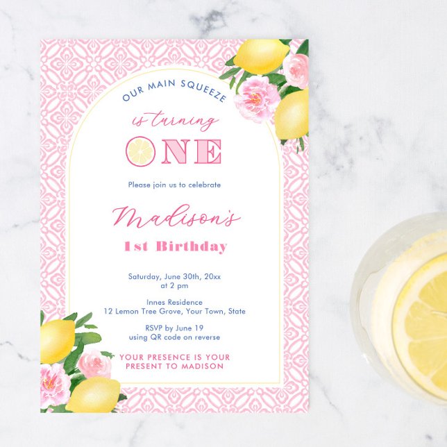 Pink Citrus Main Squeeze Girl's 1st Birthday Party Inbjudningar (Girly pretty pink Main Squeeze 1st birthday party invitations for a little girl with lemons)