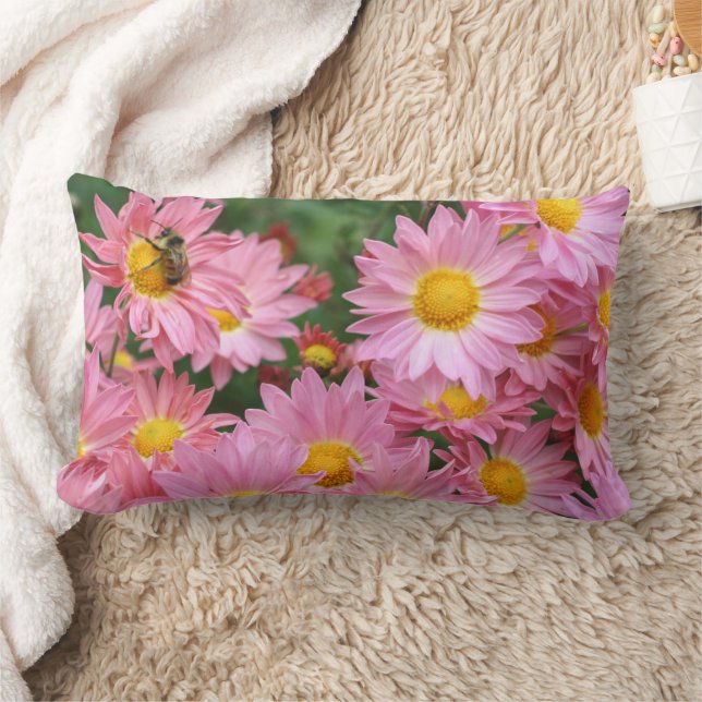 Pink Daisy Flowers And Bumble Bee   Lumbarkudde (Filt)