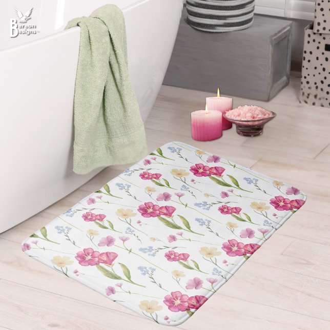 Pink Floral Watercolor Wildflower Badrumsmatta (Pretty pink floral watercolor wildflower pattern bath mat. Matching home decor gifts available.)