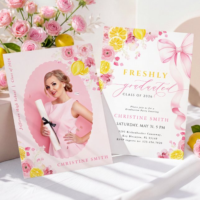 Pink Freshly Graduated Invitation Inbjudningar (Skapare uppladdad)