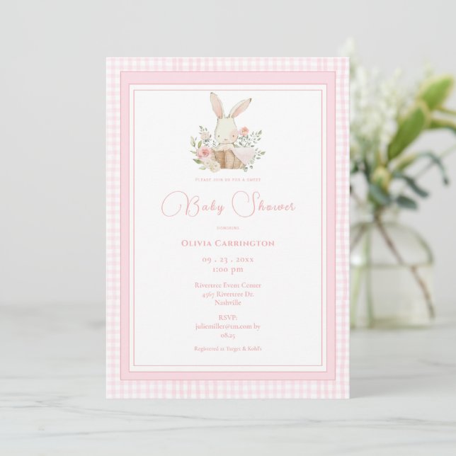 Pink Gingham Bunny Rabbit Baby Shower Inbjudningar (Stående Fram)
