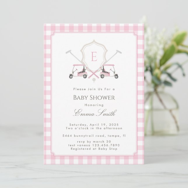 Pink Gingham Crest Monogram Golf Baby Shower Inbjudningar (Stående Fram)