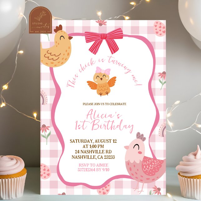 Pink Gingham Plaid Chick 1st Birthday Invitation Inbjudningar (Skapare uppladdad)