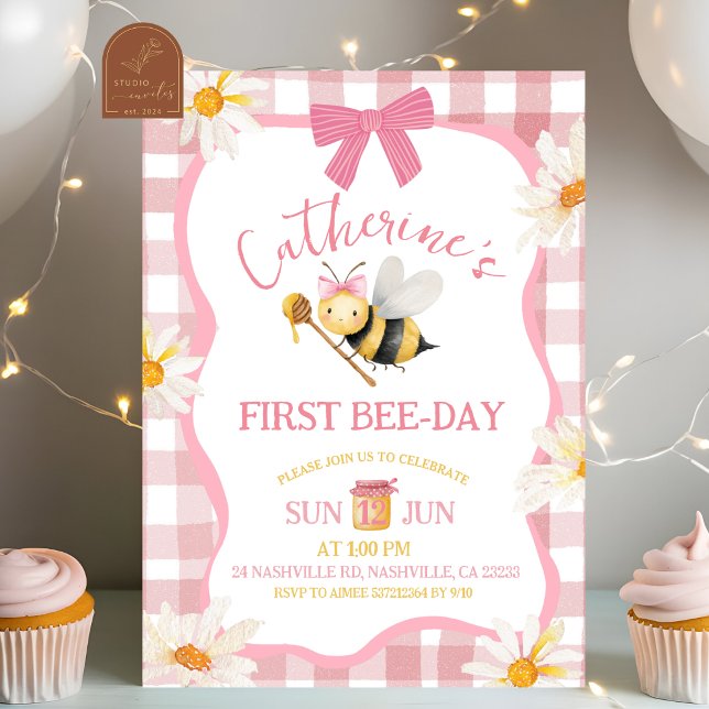 Pink Gingham Plaid Daisy Bee Birthday Invitation Inbjudningar (Skapare uppladdad)