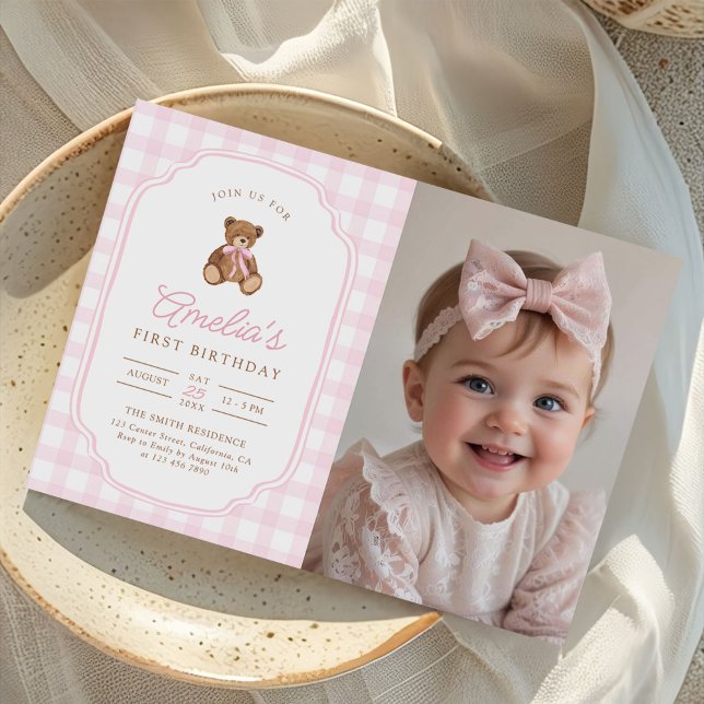 Pink Gingham Teddy Bear Beary First Birthday Photo Inbjudningar (Skapare uppladdad)
