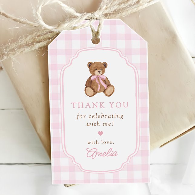 Pink Gingham Teddy Bear Beary First Birthday Presentetikett (Skapare uppladdad)