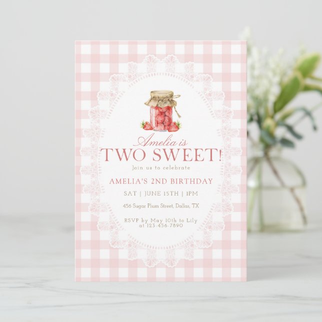 Pink Gingham Two Sweet Strawberry Birthday Inbjudningar (Stående Fram)