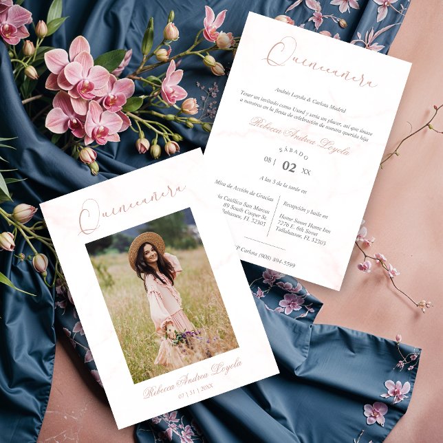 Pink Marble Effect Minimalist Spanish Quinceañera Inbjudningar (Pink Marble Effect Minimalist Spanish Quinceañera Photocard Invitation with Envelope.)