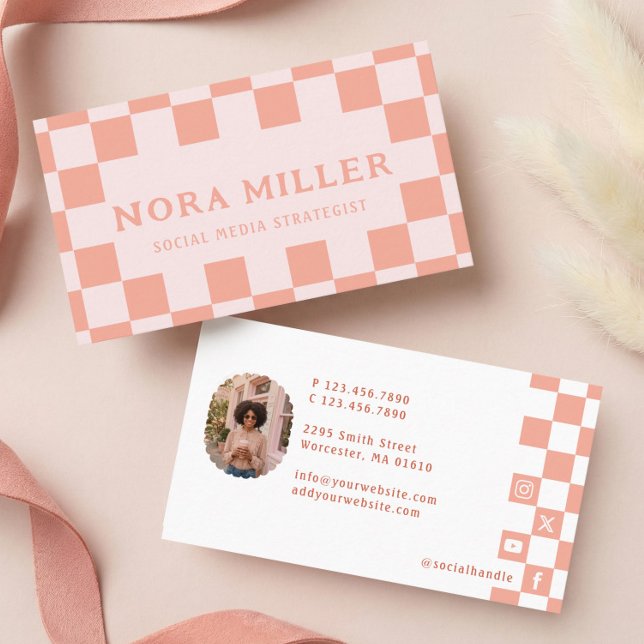 Pink Retro Checkered Pattern Content Creator Photo Visitkort (Pink Retro Checkered Pattern Content Creator Photo Business Card)