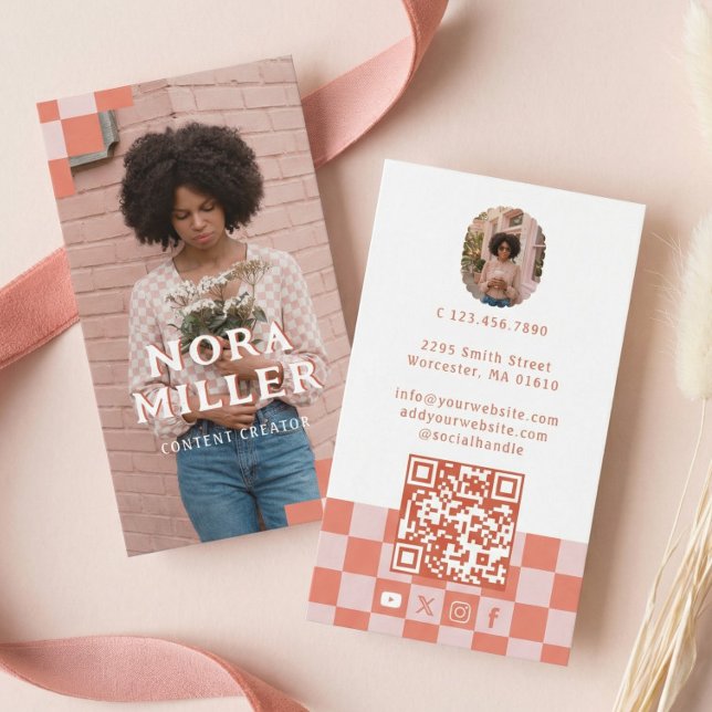Pink Retro Checkered Pattern Content Creator Photo Visitkort (Pink Retro Checkered Pattern Content Creator Photo Business Card)