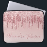 Pink Rose Gold Glitter Sparkle Monogram Laptop Fodral<br><div class="desc">Rosa - Ro Guld Faux-Sleeve- som kör Glitter och Gnistra Elegant Monogram Girly Cute Computer Fodral eller . Det här fodral kan anpassas så att du inkluderar ditt namnteckning skript namn.</div>