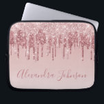 Pink Rose Gold Glitter Sparkle Monogram Laptop Fodral<br><div class="desc">Rosa - Ro Guld Faux-Sleeve- som kör Glitter och Gnistra Elegant Monogram Girly Cute Computer Fodral eller . Det här fodral kan anpassas så att du inkluderar ditt namnteckning skript namn.</div>