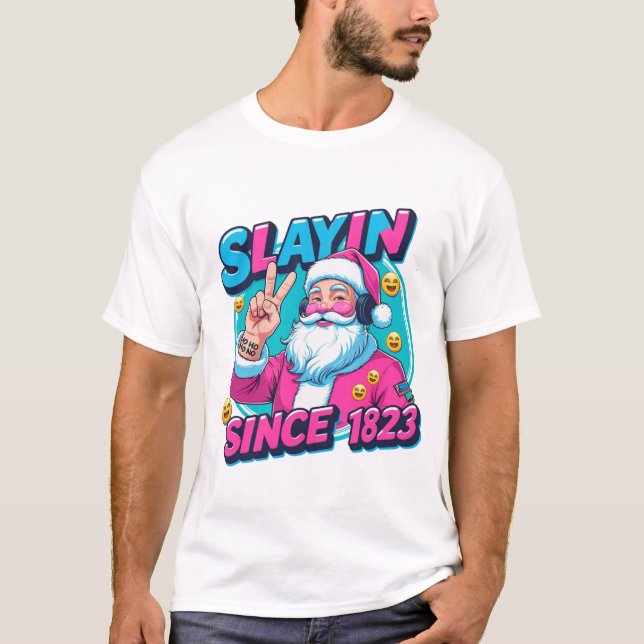 Pink Santa Slayin Christmas Tee for Gen Z & Family (Framsida)