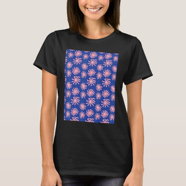 Pink Warped Daisy Wavy Flower Pattern on Cobalt Bl T Shirt (Framsida)