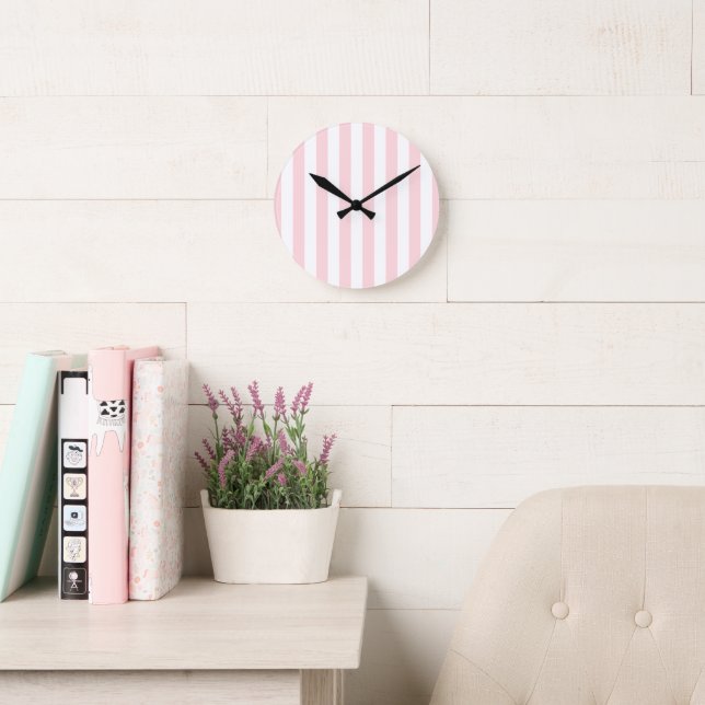 Pink & White Stripe Clock Rund Klocka (Läsesal)
