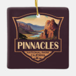 Pinnacles nationalpark Illustration Travel Art Julgransprydnad Keramik<br><div class="desc">Konstruktion för vektorgrafik med knappnålar. Parken är en amerikansk nationalpark som skyddar ett bergsområde öster i Salinasdalen i centrala Kalifornien.</div>