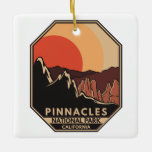 Pinnacles nationalpark Minimal Retro Emblem Julgransprydnad Keramik<br><div class="desc">Konstruktion för vektorgrafik med knappnålar. Parken är en amerikansk nationalpark som skyddar ett bergsområde öster i Salinasdalen i centrala Kalifornien.</div>