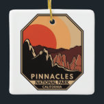 Pinnacles nationalpark Minimal Retro Emblem Julgransprydnad Keramik<br><div class="desc">Konstruktion för vektorgrafik med knappnålar. Parken är en amerikansk nationalpark som skyddar ett bergsområde öster i Salinasdalen i centrala Kalifornien.</div>